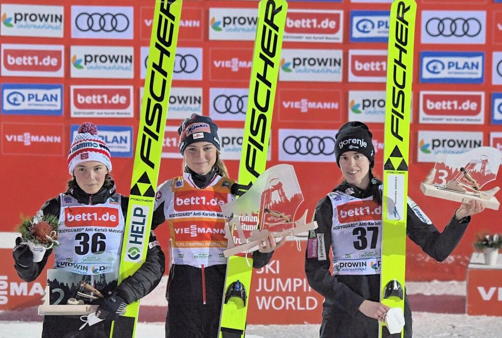 Die Siegerinnen beim ersten Damen-Einzelwettbewerb sind (v.li.) Silje Opseth, Norwegen (2. Platz), Marita Kramer, Österreich (1. Platz) und Ursa Bogataj, Slowenien (3. Platz). Foto: Ralf Wendland
