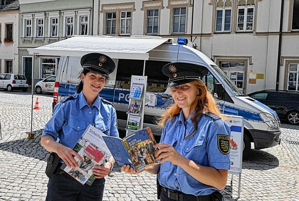 Auf der Präventionstour beraten die Polizistinnen und Polizisten vor allem zu den Themen Einbruchsschutz und Betrugsmaschen. Foto: Ralf Wendland