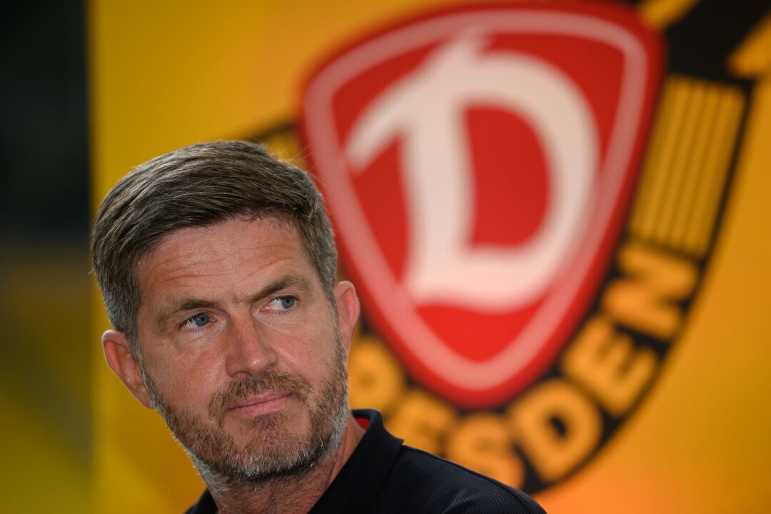 Offiziell: Dynamo Dresden sucht Becker-Nachfolger - Dynamos Sportgeschäftsführer Ralf Becker sitzt auf dem Podium. Der Sportchef musste Anfang März seinen Posten räumen.