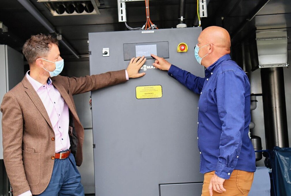 Offizieller Startschuss für Heizkraftwerk ist erfolgt - Kai Aschermann und Markus Kothe (v.l.) nahmen das BHKW in Betrieb. Foto: Ilka Ruck