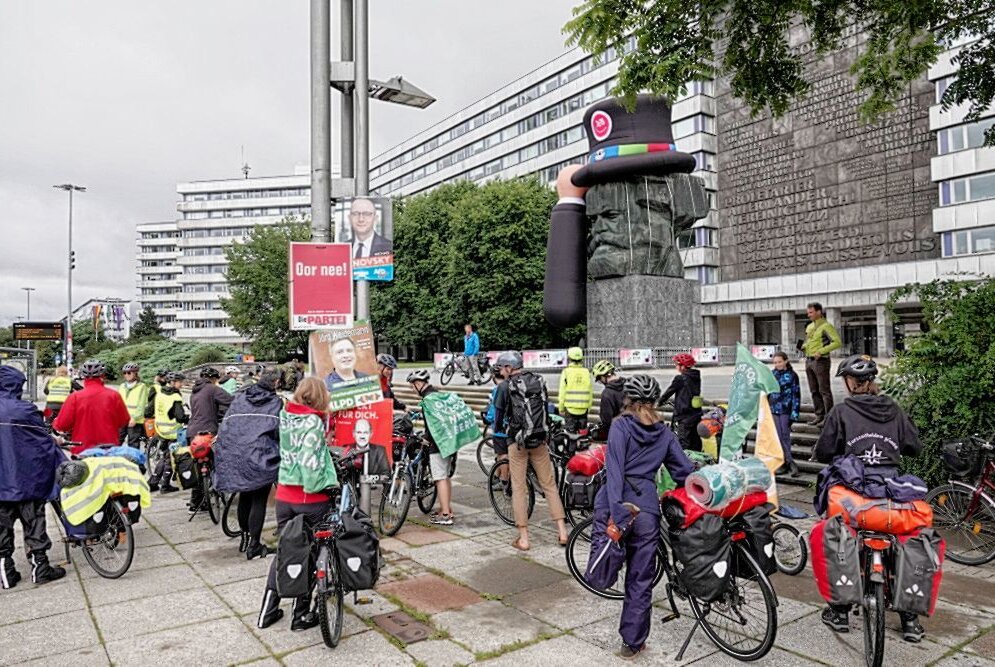 "Ohne Kerosin nach Berlin": Fahrradprotest macht Station in Chemnitz - Der Fahrradprotest "Ohen Kerosin nach Berlin" macht Halt in Chemnitz. Foto: Harry Härtel/haertelpress