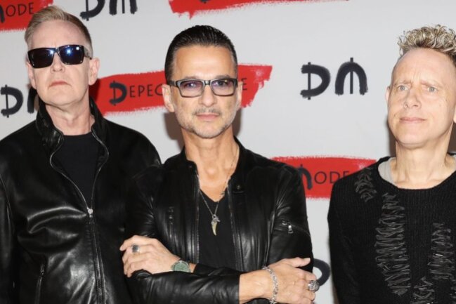 Dave Gahan (Mitte) und Martin Gore (rechts) von Depeche Mode haben die Todesursache von Bandmitglied Andrew Fletcher bekannt gegeben.