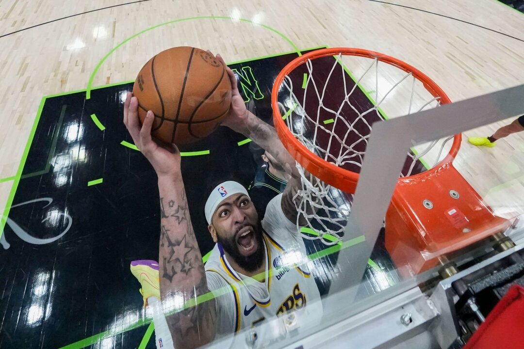 Oklahoma Erster im NBA-Westen - Suns schaffen Playoff-Quali - Anthony Davis von den Los Angeles Lakers zieht zum Korb.