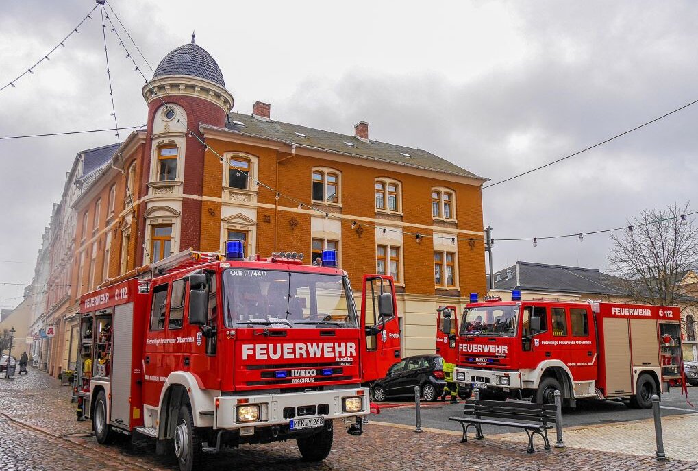 Olbernhau: Bioethanol-Ofen löst Feuerwehreinsatz aus - Beim Eintreffen der Feuerwehr drang bereits Rauch aus der Wohnung. Foto: André März
