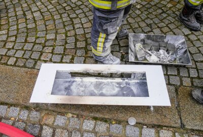 Olbernhau: Bioethanol-Ofen löst Feuerwehreinsatz aus - Der Bioethanolofen wurde ins Freie gebracht und anschließend gelöscht. Foto: André März