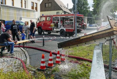 Olbernhauer Feuerwehr hilft Kameraden im Flutgebiet - Die Kinder konnten mit der Wasserspritze ihr Zielvermögen unter Beweis stellen. Foto: Andreas Bauer