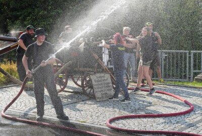 Olbernhauer Feuerwehr hilft Kameraden im Flutgebiet - Dank Muskelkraft wurde auch diese Spritzeinrichtung dazu gebracht, das kühle Nass zu versprühen. Foto: Andreas Bauer