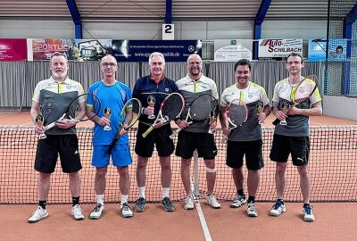 Olbernhauer Tennisclub dringt in neue Dimensionen vor - Für ihren Titelgewinn erhielten alle OTC-Spieler nach dem letzten Sieg einen kleinen Pokal. Foto: Verein