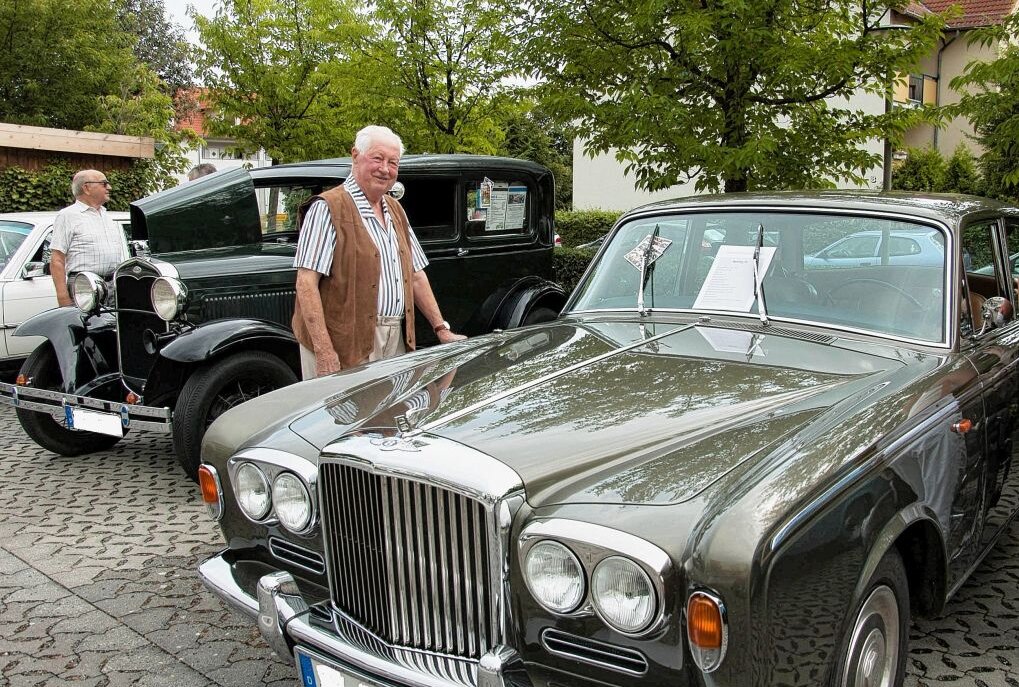 "Oldie trifft Oldie"-Event vereint Senioren und historische Fahrzeuge - Oldies treffen auf Oldies - am 20. Juni im Senterra Pflegezentrum Chemnitz. Foto: privat/Pflegezentrum