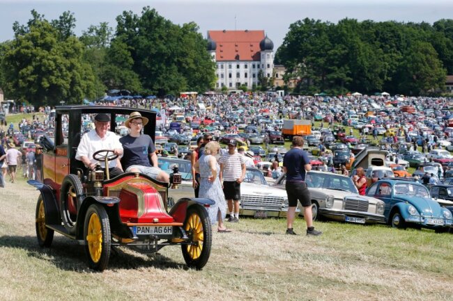 Oldtimer-Parade vor Schloss Maxlrain - Teilnehmer von Südbayerns größtem Oldtimer-Treffen stehen mit ihren Fahrzeugen vor dem fast 500 Jahre alten Schloss Maxlrain.