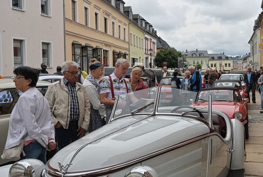 Oldtimer präsentieren sich in Zwönitz - Ein Highlight bei den Sommer-Oldies in Zwönitz sind die Oldtimer, die heute bis 15 Uhr zu bewundern sind. Foto: Ralf Wendland