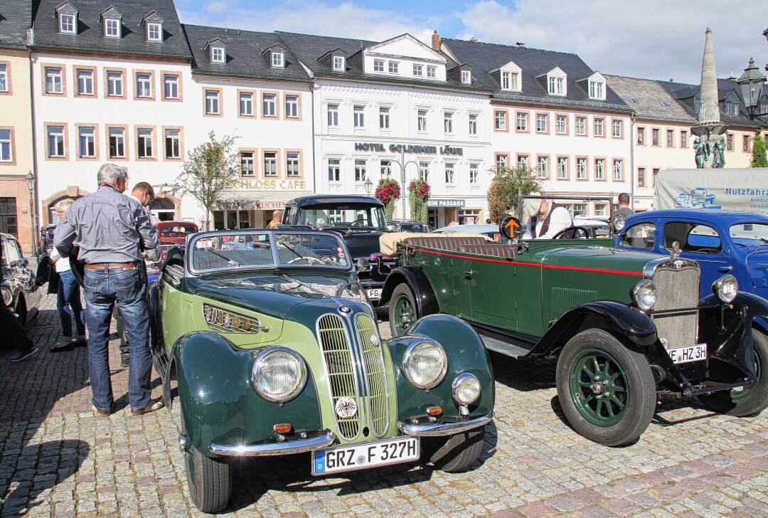 Oldtimer sind wieder  im Rochlitzer Land unterwegs - Auf dem Marktplatz präsentieren sich alle Teilnehmer mit ihren Fahrzeugen. Foto: Andrea Funke/Archiv