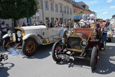 Oldtimer waren in Zwönitz hautnah zu erleben - Bei der ErzgebirgsClassics sind viele historische Fahrzeuge am Start gewesen. Foto: Ralf Wendland