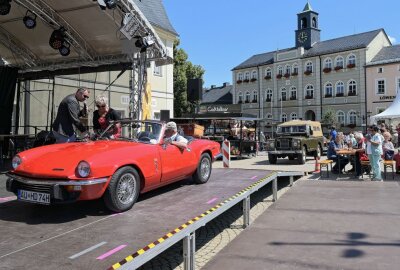 Oldtimer waren in Zwönitz hautnah zu erleben - Auf der Bühne sind die Oldtimer alle einzeln vorgestellt worden. Foto: Ralf Wendland