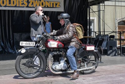Oldtimer waren in Zwönitz hautnah zu erleben - Bei der ErzgebirgsClassics sind auch Motorräder mit dabei gewesen. Foto: Ralf Wendland