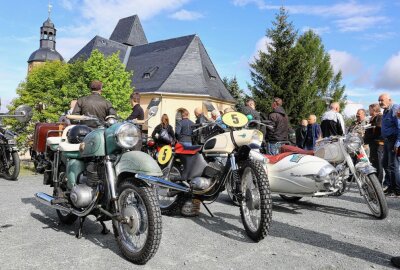 Oldtimertreffen am Geyersberg zum fünften Mal in Folge - Die zahlreichen Oldtimer-Motorräder standen besonders im Fokus der Besucher. Foto: Thomas Fritzsch/PhotoERZ