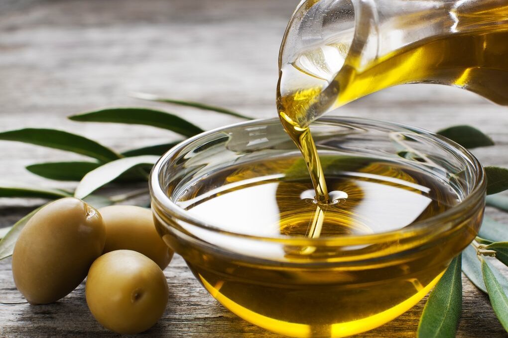 Olivenöl-Preise steigen, Supermarktregale bleiben leer - Olivenöl wird immer teurer und knapper. Die "Lebensmittel Zeitung" zeigt die Gründe hinter dieser Veränderung auf.