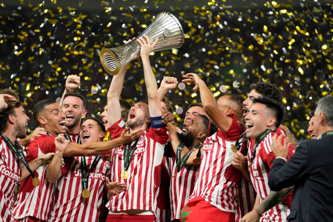 Olympiakos Piräus gewinnt Titel in der Conference League - 20 Jahre nach dem EM-Titel für Griechenland darf wieder ein Titel gefeiert werden: Der erste Europapokal für ein griechisches Team.