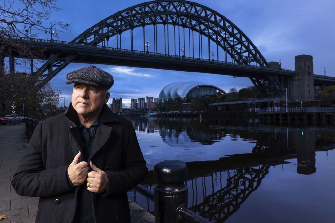 "One Deep River" - Neues Album von Mark Knopfler - "One Deep River": Mark Knopfler vor der Tyne Bridge.