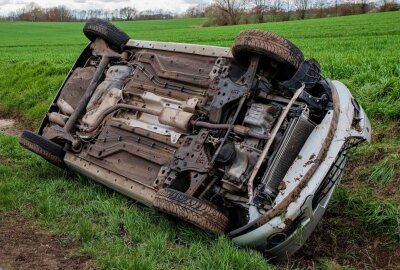 Opel gerät ins Schleudern und überschlägt sich: Zwei Verletzte - Ein PKW überschlug sich in Drausendorf. Die Insassen wurden verletzt. Foto: xcitepress/Thomas Baier