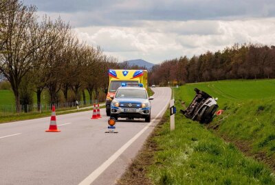 Opel gerät ins Schleudern und überschlägt sich: Zwei Verletzte - Ein PKW überschlug sich in Drausendorf. Die Insassen wurden verletzt. Foto: xcitepress/Thomas Baier