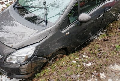 Opel landet im Straßengraben: B101 gesperrt - Nachdem der Opel im Straßengraben der B101 gelandet war, musste der Fahrer durch die Heckklappe gerettet werden. Foto: Niko Mutschmann