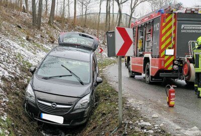 Opel landet im Straßengraben: B101 gesperrt - Nachdem der Opel im Straßengraben der B101 gelandet war, musste der Fahrer durch die Heckklappe gerettet werden. Foto: Niko Mutschmann