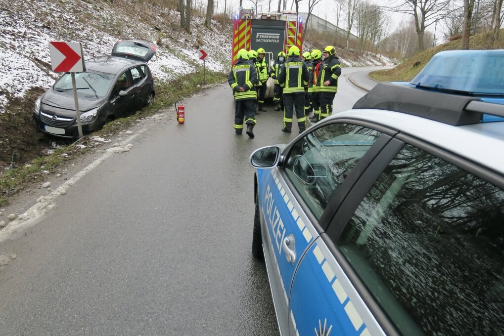 Nachdem der Opel im Straßengraben der B101 gelandet war, musste der Fahrer durch die Heckklappe gerettet werden. Foto: Niko Mutschmann
