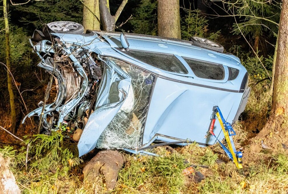 Opel überschlägt sich auf S260 nach Kollision mit Baumstumpf: Ersthelfer retten Leben - Opel überschlägt sich nach Kollision mit Baumstumpf Foto: Andre März