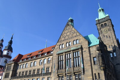 Rathaus Chemnitz von unten. Am 27. Februar sind die drei neuen Ausschreibung zum Kulturhauptstadtsjahr 2025 an den Start gegangen. 
