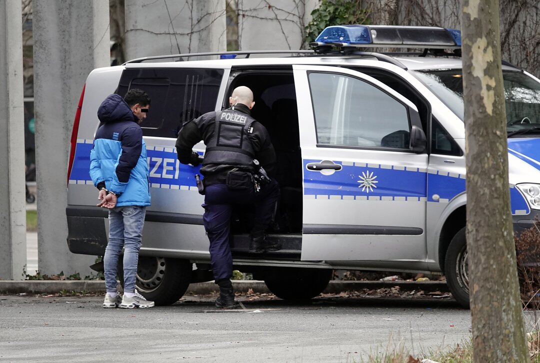 Operative Einsatzgruppe der Chemnitzer City nimmt Drogenhändler fest - Die Operative Einsatzgruppe der Chemnitzer City nimmt einen Drogenhändler fest. Foto: Harry Härtel