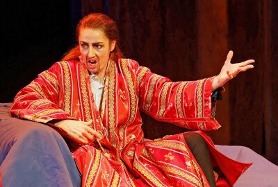 Opern-Thriller "Tamerlano" begeistert Plauener Publikum - Stephanie Atanasov übernimmt den Part des Tamerlano. Foto: Thomas Voigt 