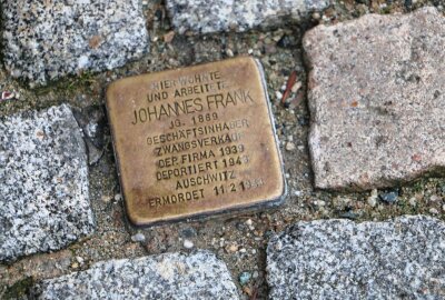 Opfergedenken: In Reichenbach werden Stolpersteine geputzt - in Reichenbach werden Stolpersteine geputzt. Foto: Simone Zeh
