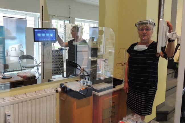 Optikerberuf unter die Lupe genommen - Inhaberin Margitta Rosser ist seit 1979 im Betrieb Augenoptik Kuhlbrodt auf der Frankenberger Straße 64 in Chemnitz. 