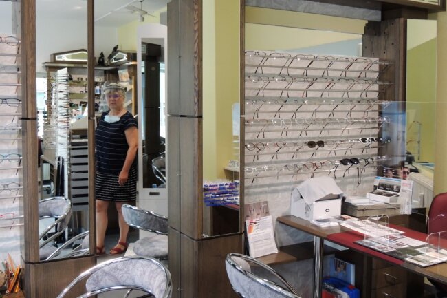 Optikerberuf unter die Lupe genommen - Auch in Corona-Zeiten ist eine gewissenhafte Beratung bei Augenoptik möglich.