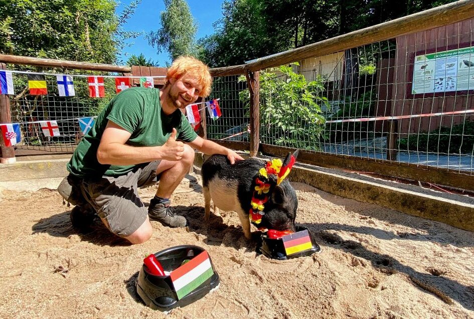 Orakel Rudi tippt erneut auf deutschen Sieg - hier mit Zootierpfleger Peter Hömke, der ebenfalls hofft, dass die National-Elf gewinnt. Foto: Ralf Wendland