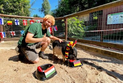 Orakel Rudi tippt erneut auf deutschen Sieg - Orakel Rudi tippt erneut auf deutschen Sieg - hier mit Zootierpfleger Peter Hömke, der ebenfalls hofft, dass die National-Elf gewinnt. Foto: Ralf Wendland