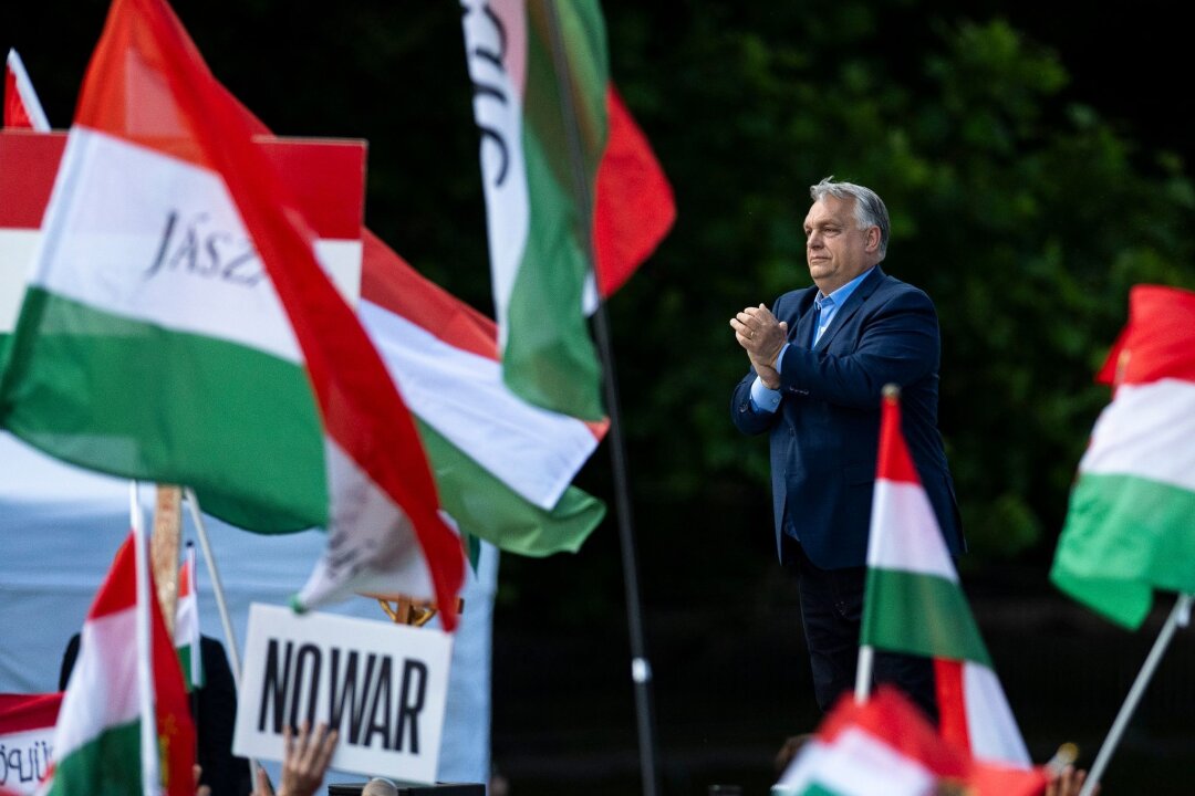 Orban preist rechte Parteien in Europa als Friedensstifter - Ungarns Ministerpräsident Viktor Orban spricht in Budapest zu seinen Anhängern.
