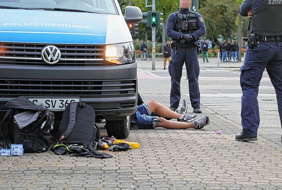Ordnungskräfte schnappen zwei flüchtige Ladendiebe in Chemnitz - Am Mittwochnachmittag konnten gegen 18 Uhr zwei flüchtige Personen festgesetzt werden. Foto: Jan Haertel/ ChemPic