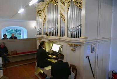 Orgelfahrt führt Dresdner Kantor ins Erzgebirge - Hier ist Matthias Grünert an der Orgel in der Borstendorfer Kirche zu sehen. Foto: Andreas Bauer