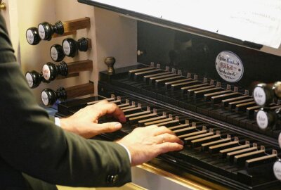 Orgelfahrt führt Dresdner Kantor ins Erzgebirge - Die Orgelfahrt ist eine Herausforderung, denn jedes Instrument verfügt über individuelle Eigenschaften. Foto: Andreas Bauer