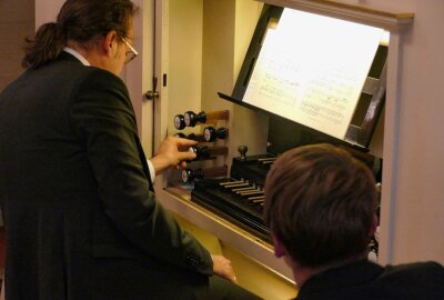 Orgelfahrt führt Dresdner Kantor ins Erzgebirge - Zum Beispiel sind neben den Pedalen oder dem Tastendruck auch die Register unterschiedlich angeordnet. Foto: Andreas Bauer