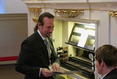 Orgelfahrt führt Dresdner Kantor ins Erzgebirge - Unterstützt wird der Dresdner Kantor bei seinen Orgelfahrten von Claudia Bari. Foto: Andreas Bauer