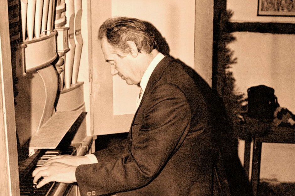 Orgelkonzert im Freiberger Dom zum 100. Geburtstag von Hans Otto - Hans Otto an der Orgel der Betstube Alte Elisabeth. Foto: Frank Spyrka
