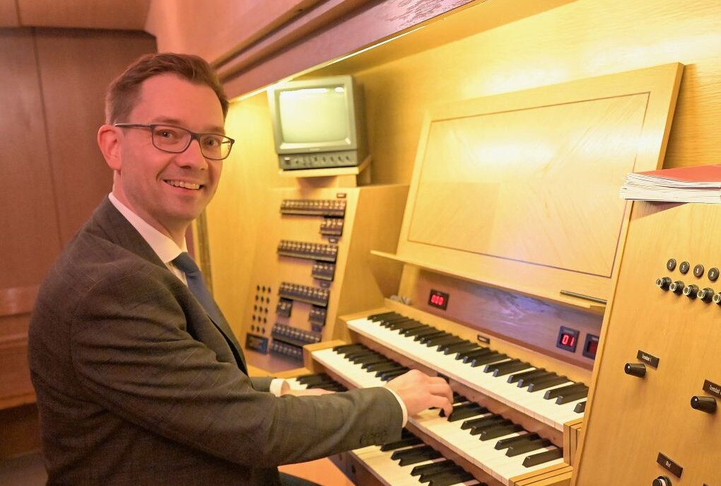 Orgelkonzert in St. Wolfgang in Schneeberg - Kantor Alexander Ploß saß gestern selbst am Instrument. Foto: Ralf Wendland