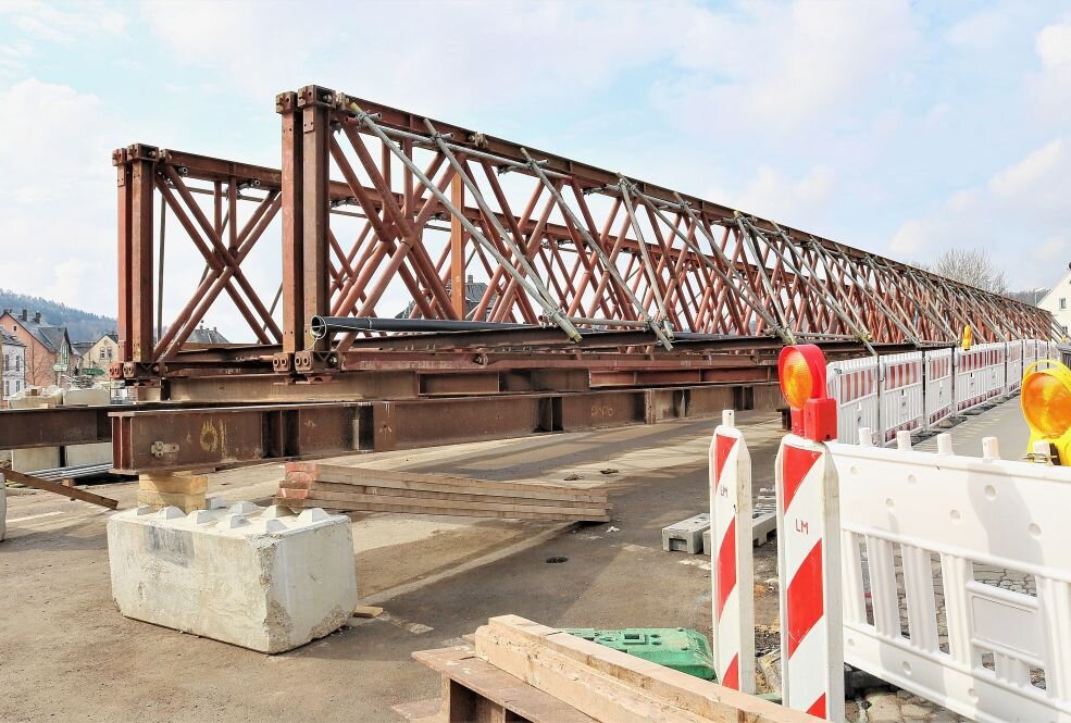 Die Behelfsbrücke für Fußgänger wurde bereits angeliefert. Ab 3. Mai wird sie vor Ort montiert. Foto: Knut Berger