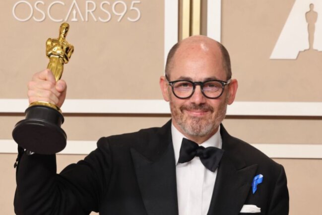 Oscar-Abräumer: Was man über "Im Westen nichts Neues" wissen muss - Regisseur Edward Berger mit dem Oscar: "Im Westen nichts Neues" ist erst der vierte deutsche Film, der bei den Oscars für in der Kategorie "bester internationalen Film" gewann.