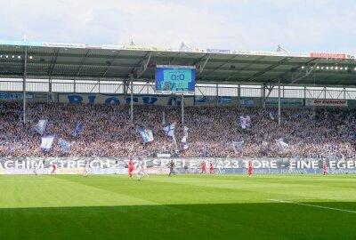 Ostduell: FSV Zwickau unterliegt Magdeburg 0:3 - Fans zeigen Banner in Gedenken an Joachim Streich. 