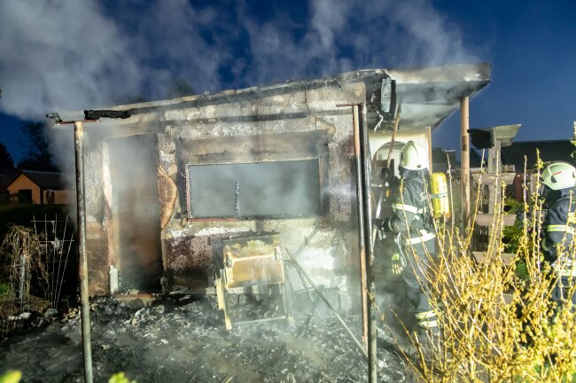 Oster-Schock: Gartenlaube brennt komplett nieder - Obwohl die Feuerwehr den Brand unter Kontrolle hatte, brannte die Gartenlaube bis auf die Grundmauern nieder.