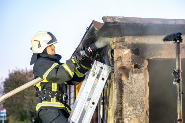 Oster-Schock: Gartenlaube brennt komplett nieder - Obwohl die Feuerwehr den Brand unter Kontrolle hatte, brannte die Gartenlaube bis auf die Grundmauern nieder.